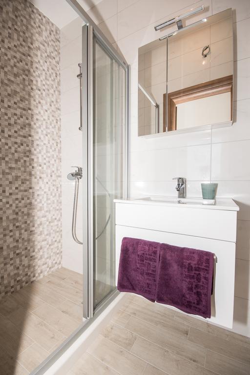 Apartment & Room Ladisic Орашац Екстериор снимка