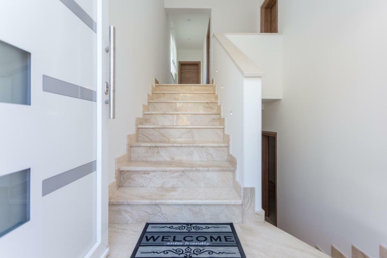 Apartment & Room Ladisic Орашац Екстериор снимка