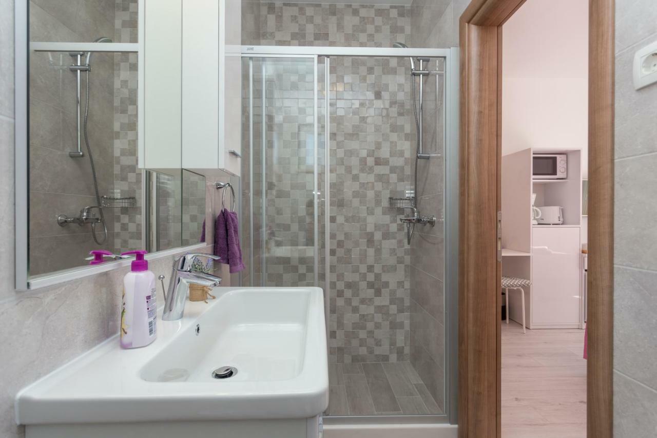 Apartment & Room Ladisic Орашац Екстериор снимка