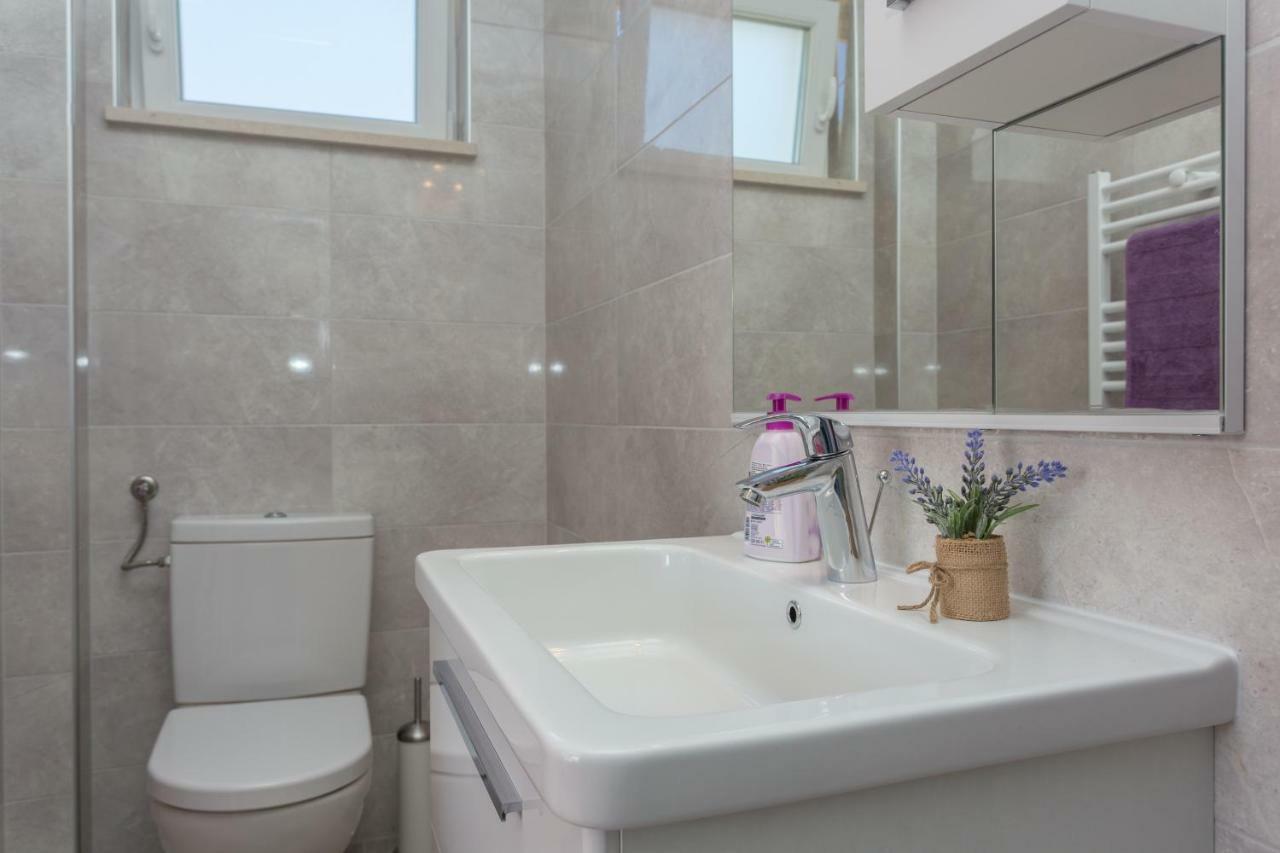 Apartment & Room Ladisic Орашац Екстериор снимка